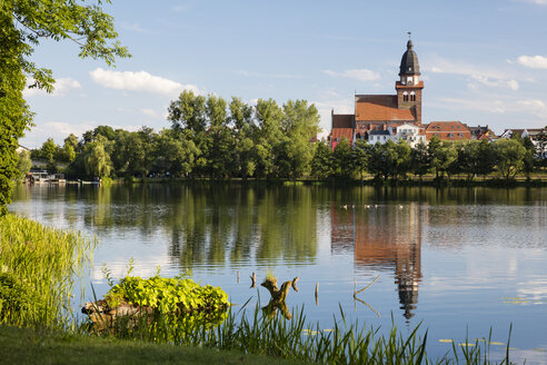 Deutschland, Waren, Blick auf den Tiefwarensee und die St. Marienkirche - WIF03419