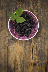 Bowl of organic blackberries on wood - LVF06238