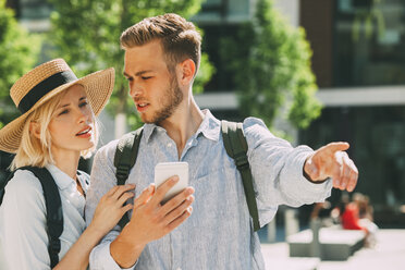 Zwei Touristen orientieren sich mit dem Smartphone - CHAF01926