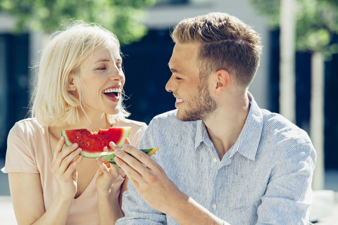 Glückliches Paar isst gemeinsam Wassermelone, lizenzfreies Stockfoto