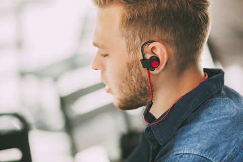 Junger Mann trägt Headset im Freien, lizenzfreies Stockfoto