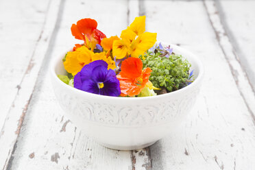 Schale mit Blattsalat und verschiedenen essbaren Blüten - LVF06241