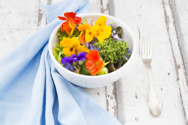 Schale mit Blattsalat und verschiedenen essbaren Blüten - LVF06243