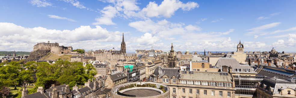 UK, Schottland, Edinburgh, Stadtbild der Altstadt mit Burg - WDF04062