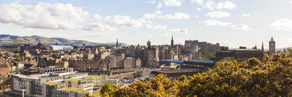 UK, Schottland, Edinburgh, Stadtbild der Altstadt mit Waverley Court - WDF04064