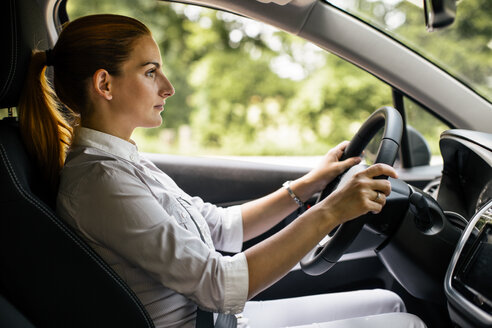 Businesswoman driving car - MOMF00191