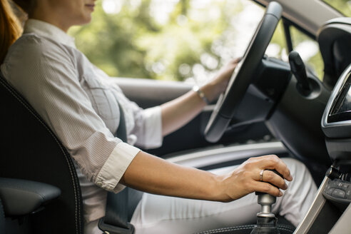 Businesswoman driving car, partial view - MOMF00193