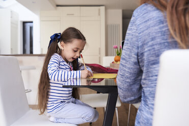 Little girl drawing at table at home - IGGF00010