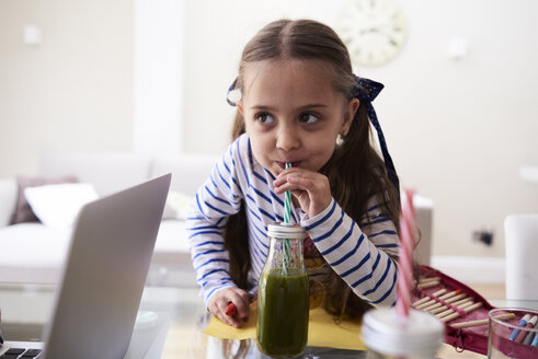 Porträt eines kleinen Mädchens, das einen grünen Smoothie trinkt - IGGF00013