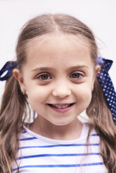 Porträt eines lächelnden kleinen Mädchens mit Zöpfen - IGGF00024