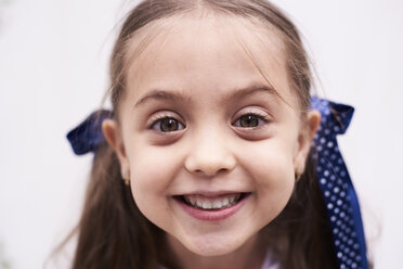 Porträt eines glücklichen kleinen Mädchens - IGGF00026