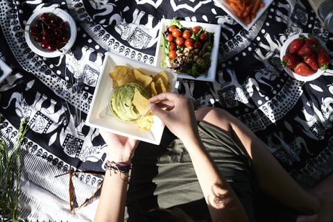 Freunde machen ein gesundes Picknick im Park, lizenzfreies Stockfoto