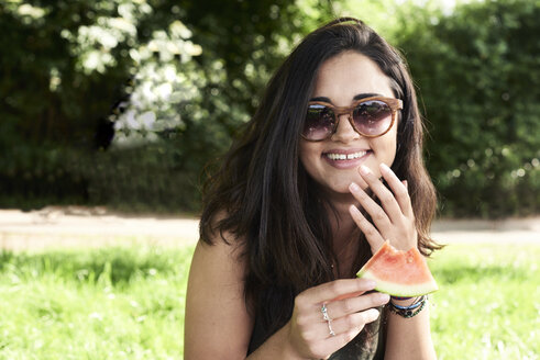 Junge Frau im Park isst Wassermelone - IGGF00038