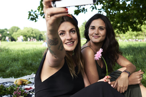 Freunde machen Smartphone-Selfies im Park - IGGF00043