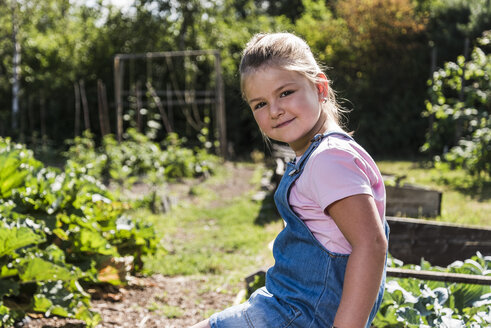 Porträt eines selbstbewussten Mädchens im Garten - UUF11309