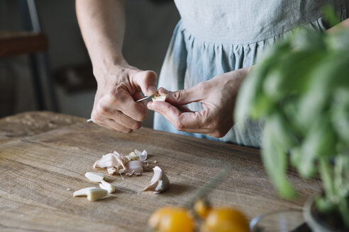 Nahaufnahme einer Frau, die Knoblauch schält - ALBF00125