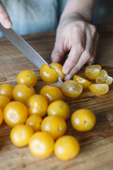 Nahaufnahme einer Frau, die frische Tomaten schneidet - ALBF00127