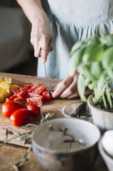 Nahaufnahme einer Frau, die frische Tomaten schneidet - ALBF00130