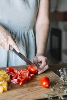 Nahaufnahme einer Frau, die frische Tomaten schneidet - ALBF00131