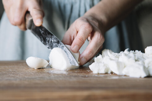 Nahaufnahme einer Frau, die Mozzarella schneidet - ALBF00132