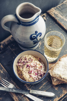 Glas und Glas mit hessischem Apfelwein und Schüssel mit Handkäse - IPF00404