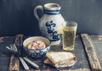 Glas und Glas hessischer Apfelwein, Brot und Schüssel mit Handkäse - IPF00405