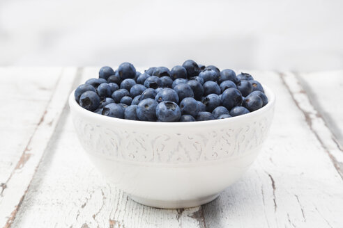 Schale mit Blaubeeren auf Holz - LVF06245