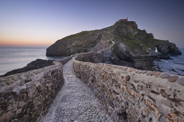 Spanien, Baskenland, Einsiedelei San Juan de Gaztelugatxe in der Abenddämmerung - DHCF00122