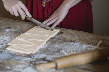 Nahaufnahme einer Frau, die Teig für Croissants zubereitet - ALBF00140