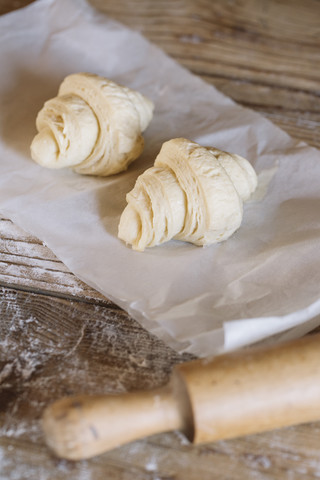 Hausgemachte Croissants zubereiten, lizenzfreies Stockfoto