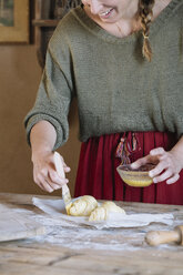 Nahaufnahme einer Frau bei der Zubereitung hausgemachter Croissants - ALBF00142