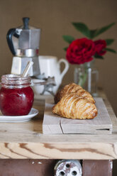 Hausgemachte Croissants und Marmelade - ALBF00144