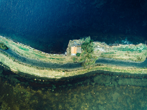 Luftaufnahme eines kleinen Hauses in Ria de Aveiro, Portugal, lizenzfreies Stockfoto