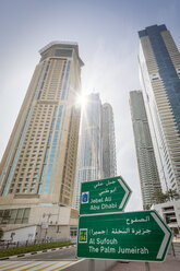 Vereinigte Arabische Emirate, Dubai, Wegweiser vor den Hochhäusern von Dubai Marina - NKF00476
