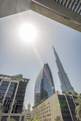 Vereinigte Arabische Emirate, Dubai, Gebäude am Emaar Square mit Burj Khalifa im Hintergrund - NKF00477