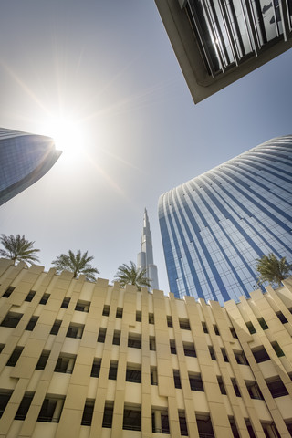 Vereinigte Arabische Emirate, Dubai, Gebäude am Emaar Square mit Burj Khalifa im Hintergrund, lizenzfreies Stockfoto