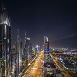 Vereinigte Arabische Emirate, Dubai, Luftaufnahme der Sheikh Zayed Road mit Hochhäusern des Finanzzentrums und dem Burj Khalifa im Hintergrund - NKF00480