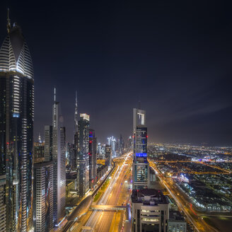 Vereinigte Arabische Emirate, Dubai, Luftaufnahme der Sheikh Zayed Road mit Hochhäusern des Finanzzentrums und dem Burj Khalifa im Hintergrund - NKF00480