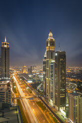 Vereinigte Arabische Emirate, Dubai, Luftaufnahme der Sheikh Zayed Road mit Hochhäusern des Finanzzentrums und der Metrostation Emirates Towers - NKF00484