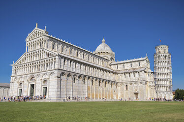 Italy, Tuscany, Pisa, View to Cathedral and Leaning Tower of Pisa from Piazza dei Miracoli - DHCF00127