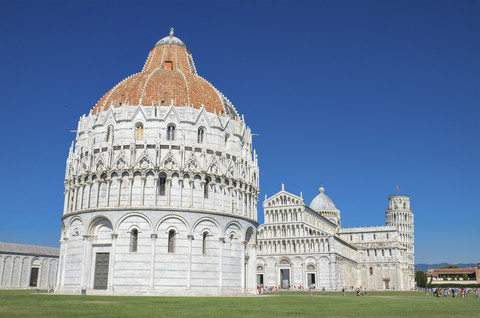 Italien, Toskana, Pisa, Baptisterium und Schiefer Turm von Pisa von der Piazza dei Miracoli, lizenzfreies Stockfoto