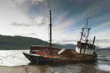 UK, ship wreck at seafront - FCF01256