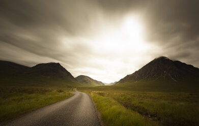 UK, Schottland, leere Straße im Trossachs National Park - FCF01258