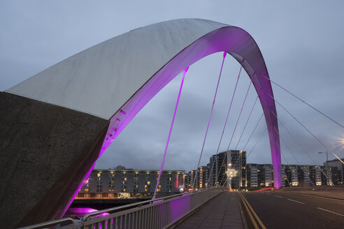 UK, Scotland, Glasgow, illuminated Squinty Bridge - FCF01263