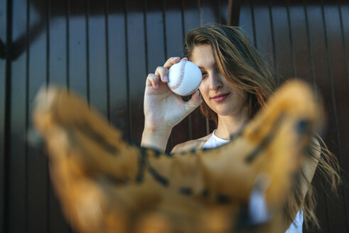 Junge Frau mit Baseball und Baseballhandschuh - KIJF01688