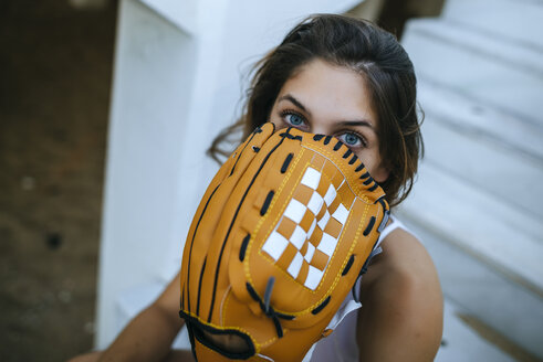 Porträt einer jungen Frau mit Baseballhandschuh - KIJF01694