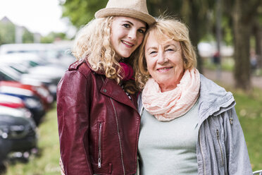 Portrait of happy grandmother and granddaughter head to head - UUF11337