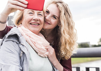 Großmutter und Enkelin machen Selfie mit Smartphone - UUF11351