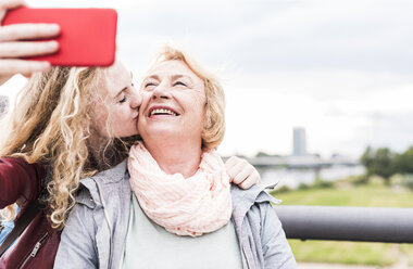 Großmutter und Enkelin machen Selfie mit Smartphone - UUF11352