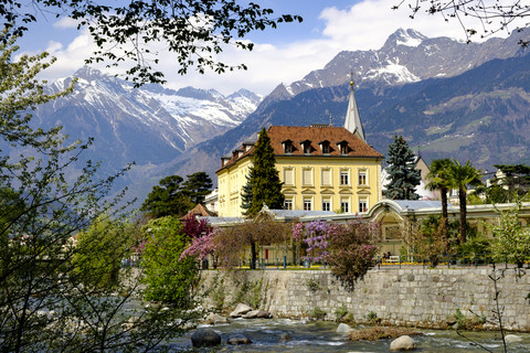 Italien, Südtirol, Meran, Blick auf Passerpromenade mit Texelgruppe im Hintergrund, lizenzfreies Stockfoto